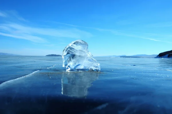 Сонячні Промені Кристалічних Ясних Шматках Льоду Зимовий Пейзаж Озеро Байкал — стокове фото