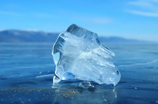 Raios Solares São Refratados Pedaços Gelo Cristalinos Paisagem Inverno Lago — Fotografia de Stock