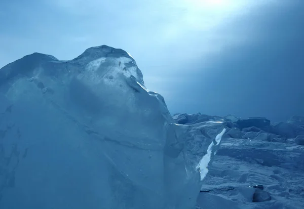 Лучи Солнца Преломляются Кристально Чистых Кусках Льда Зимний Пейзаж Байкал — стоковое фото