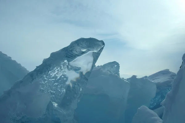 Los Rayos Del Sol Son Refractados Pedazos Cristalinos Hielo Paisaje —  Fotos de Stock