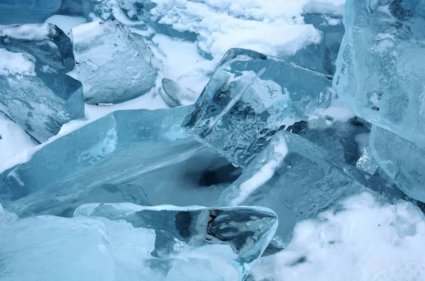 Die Sonnenstrahlen Werden Kristallklaren Eisstücken Gebrochen Winterlandschaft Baikalsee — Stockfoto