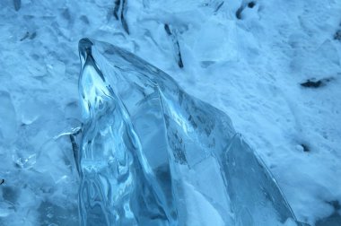 Güneş ışınları kristal berraklığında buz parçaları halinde kırılır. kış manzara. Baykal Gölü