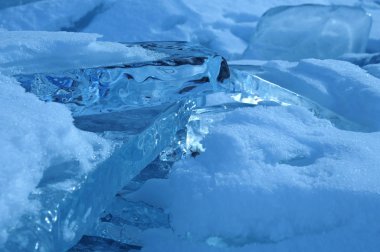 Güneş ışınları kristal berraklığında buz parçaları halinde kırılır. kış manzara. Baykal Gölü