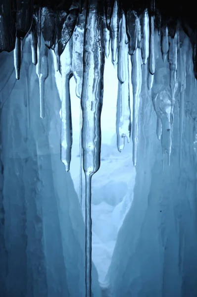 Vista Caverna Gelo Gotas Água Congeladas Cristalinas Como Estalactites Penduradas — Fotografia de Stock