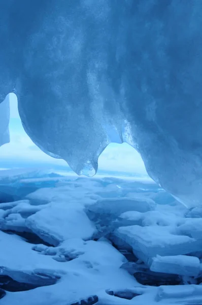 Vista Dalla Grotta Ghiaccio Gocce Acqua Cristalline Congelate Come Stalattiti — Foto Stock