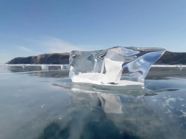 Die Sonnenstrahlen Werden Kristallklaren Eisstücken Gebrochen Winterlandschaft Baikalsee — Stockfoto