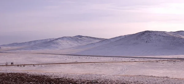 Frühmorgendlicher Sonnenaufgang Der Tazran Steppe Die Schneebedeckten Hügel Sind Ultravioletttönen — Stockfoto