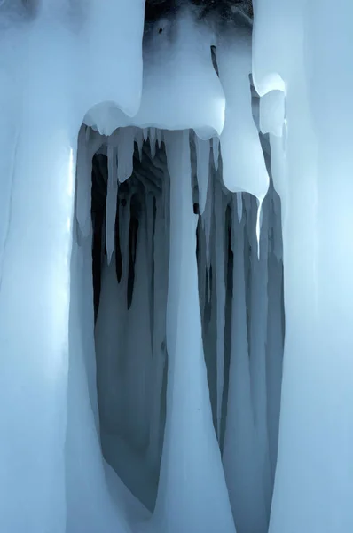 Вид Крижаної Печери Замерзла Кришталева Прозора Вода Падає Сталагти Звисають — стокове фото