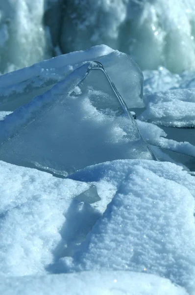 Güneş Işınları Kristal Berraklığında Buz Parçaları Halinde Kırılır Kış Manzara — Stok fotoğraf