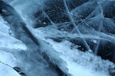 Güneş ışınları Baykal Gölü'nün saydam buztarafından kırılır. farklı derinliklerde çatlaklar tuhaf bir web oluşturmak