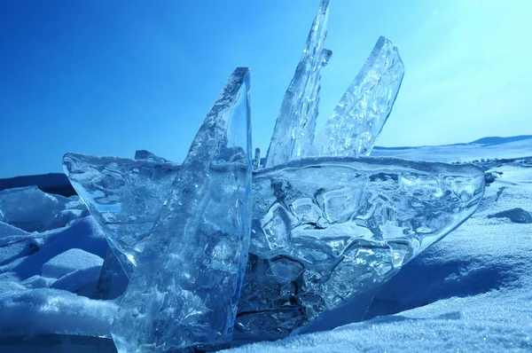太阳光线被贝加尔湖的透明冰折射 晶莹剔透的冰碎片嗡嗡声 — 图库照片
