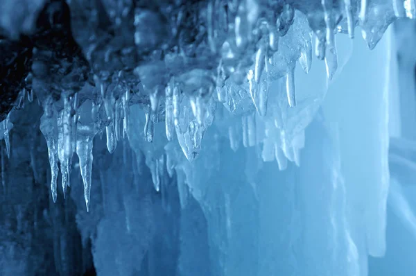 Vue Depuis Grotte Glace Gouttes Eau Gelées Cristallines Comme Des — Photo