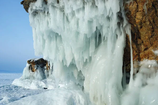 Vue Depuis Grotte Glace Gouttes Eau Gelées Cristallines Comme Des — Photo