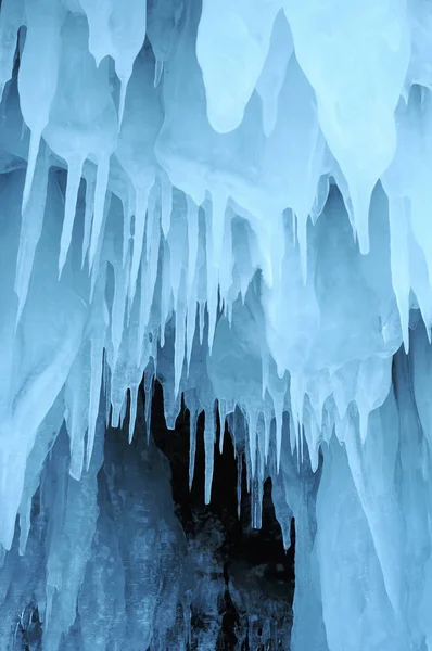 Vista Caverna Gelo Gotas Água Congeladas Cristalinas Como Estalactites Penduradas — Fotografia de Stock