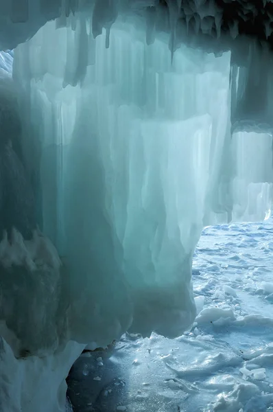 氷の洞窟からの眺め 凍った クリスタルクリアな水滴は 鍾乳石のような滴が天井からハングアップします 昇る太陽が氷を染めた 部分的に着色された写真 中央のオブジェクトに焦点を当てます 被写界深度の超浅い — ストック写真