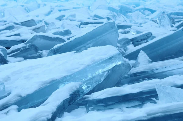 Solens Strålar Bryts Den Genomskinliga Isen Bajkalsjön Kristallklart Isfragment Humhånar — Stockfoto