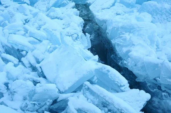 바이칼 호수의 해안에 신선한 균열은 두꺼운 얼음을 신선한 깨끗한 곳에서 — 스톡 사진