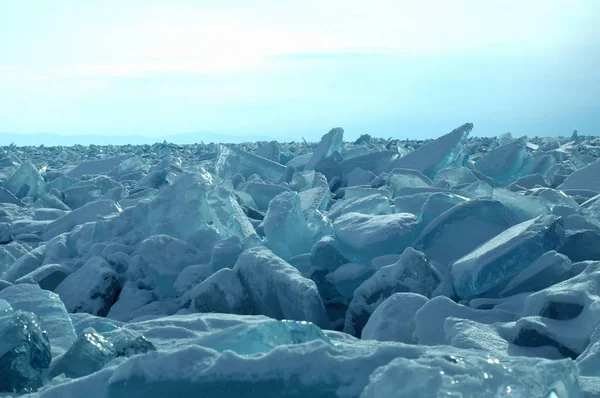 광선은 바이칼 호수의 투명한 얼음에 굴절된다 수정처럼 — 스톡 사진