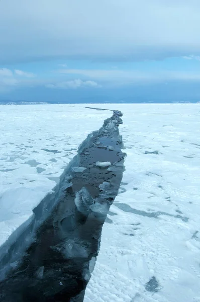 Παγωτό Στην Βόρεια Όχθη Της Νήσου Όλκον Στη Λίμνη Βαϊκάλη — Φωτογραφία Αρχείου