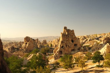 Çölde ağaçlar ile antik kayaların görünümü gözlemleme