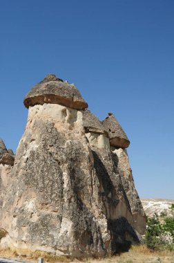 Mavi gökyüzü arka plan üzerinde Antik kayalar