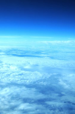 Beyaz kabarık bulutlu mavi gökyüzü