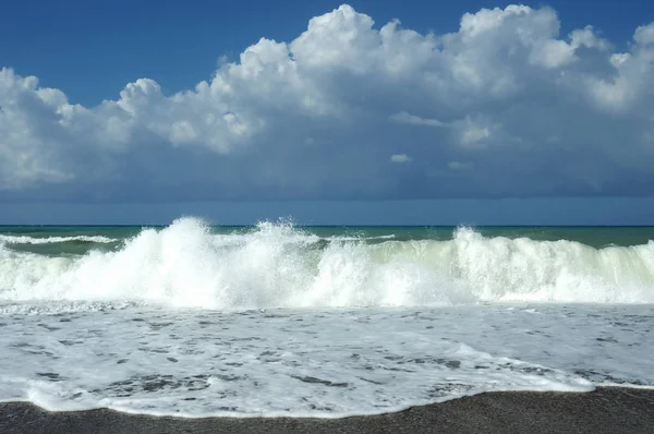 海浪飞溅的海滨景色 — 图库照片