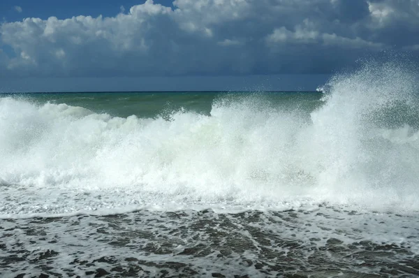 Vista Para Mar Com Ondas Salpicantes — Fotografia de Stock