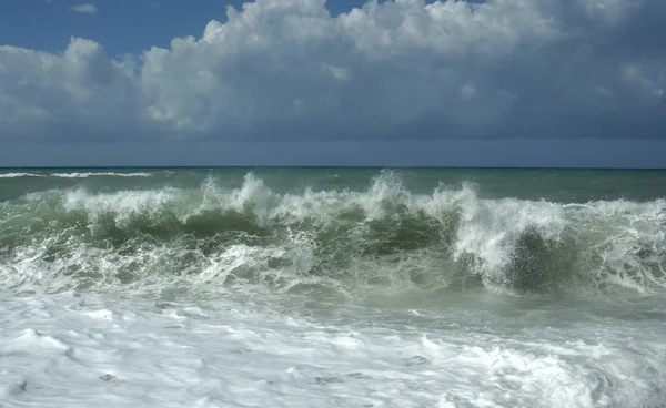 Vista Para Mar Com Ondas Salpicantes — Fotografia de Stock