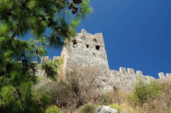 Mavi Gökyüzü Arka Plan Ile Antik Kale Üzerinde Harabeleri — Stok fotoğraf