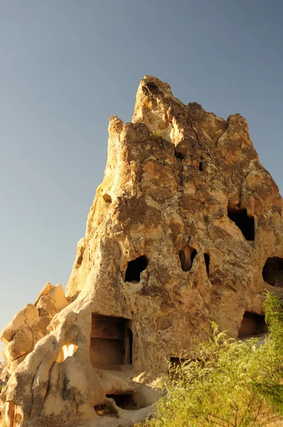 穴を開けて古代の岩のクローズアップ — ストック写真