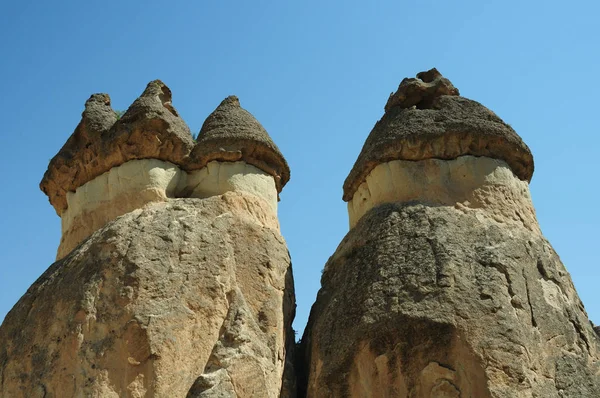 青空の背景に古代の岩の底面図 — ストック写真