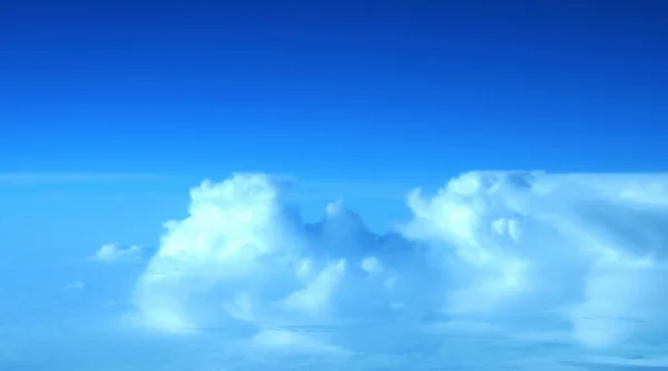 Ciel Bleu Avec Nuages Pelucheux Blancs — Photo
