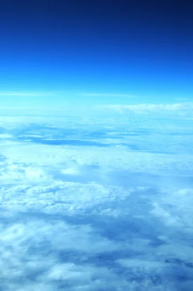 Μπλε Ουρανός Λευκά Χνουδωτά Σύννεφα — Φωτογραφία Αρχείου