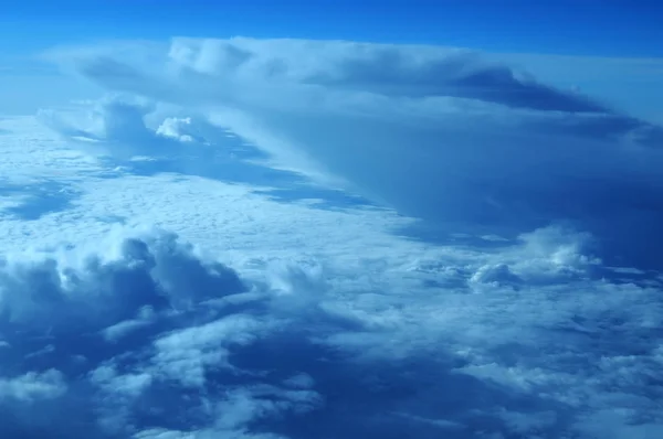 Ciel Bleu Avec Nuages Pelucheux Blancs — Photo