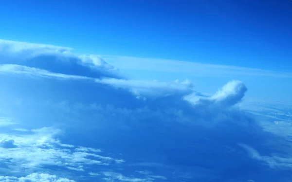 Blauer Himmel Mit Weißen Flauschigen Wolken — Stockfoto