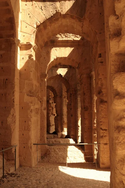 Antik Taş Akdeniz Binasının Kemerleri — Stok fotoğraf