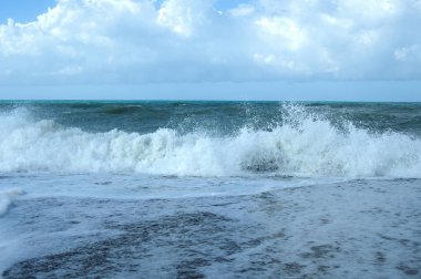 dramatik bulutlar üzerinde güçlü dalgalar