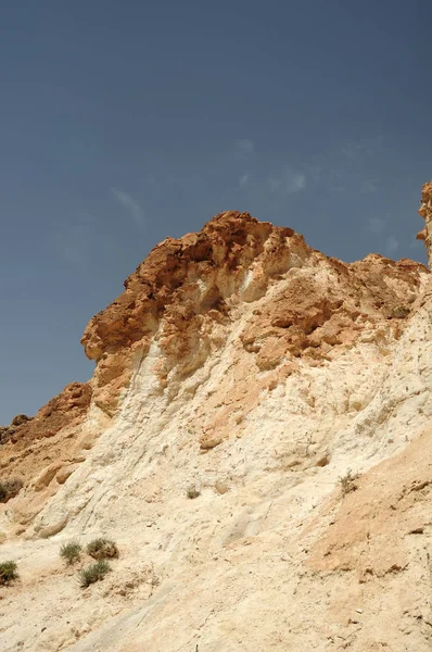 Ερημικό Βράχο Φόντο Γκρι Ουρανού — Φωτογραφία Αρχείου
