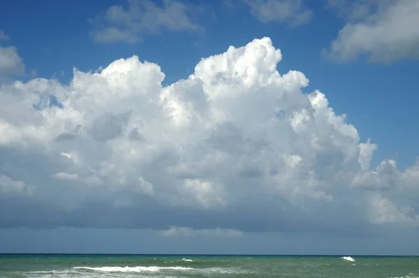 Vista Mar Nubes Azules — Foto de Stock