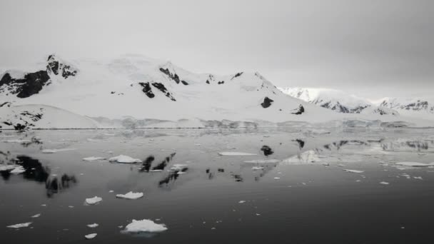 Uitzicht op de bergen in Antarctica — Stockvideo