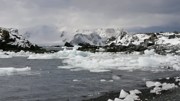 Schöner Blick auf die antarktischen Berge — Stockvideo