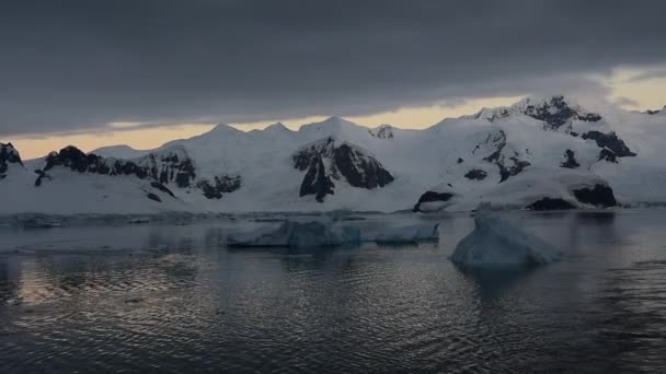 Вид на горы в Антарктиде — стоковое видео
