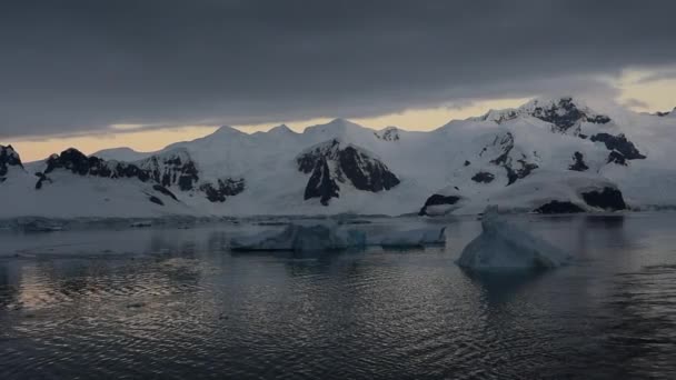 Vue sur la montagne en Antarctique — Video