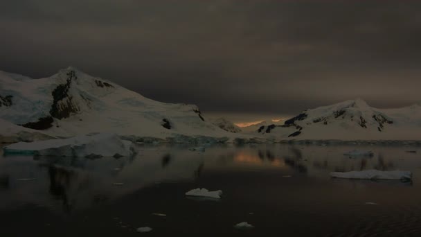 Bergblick in der Antarktis — Stockvideo