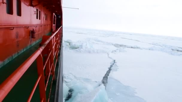 Разбивая лед на ледоколе — стоковое видео