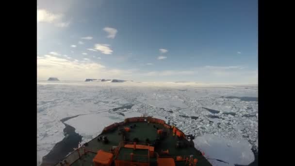 Путешествие на ледоколе во льду, Антарктида — стоковое видео