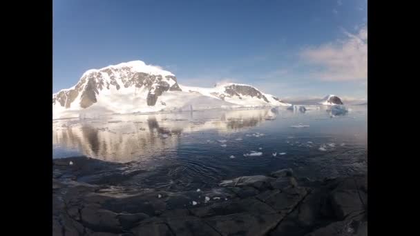 Вид на гори з корабля на заході сонця в Антарктиді — стокове відео