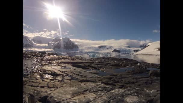 Θέα στο βουνό από το πλοίο κατά το ηλιοβασίλεμα στην Ανταρκτική — Αρχείο Βίντεο