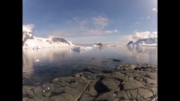 Bergs utsikt från skepp vid solnedgången i Antarktis — Stockvideo